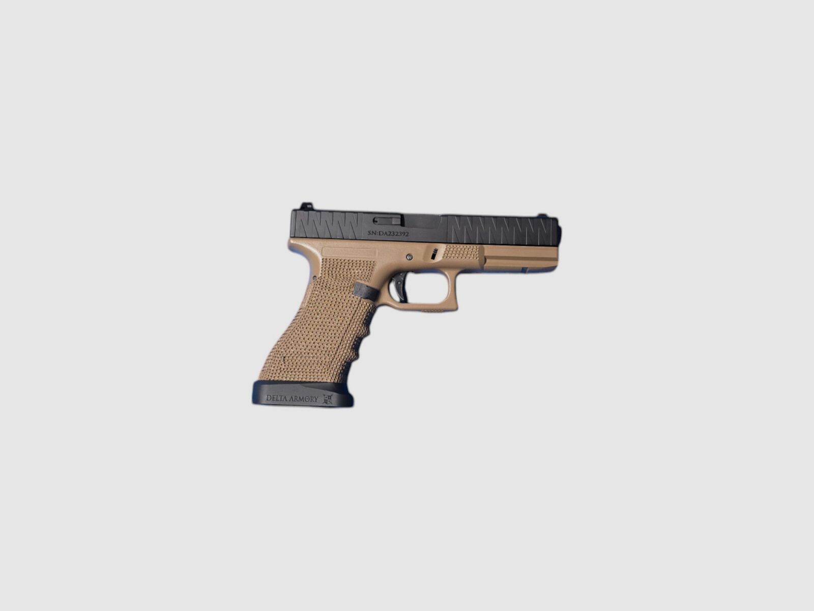 P05 GBB Airsoft Pistool met Grip Stippling in Tan | Delta Armory