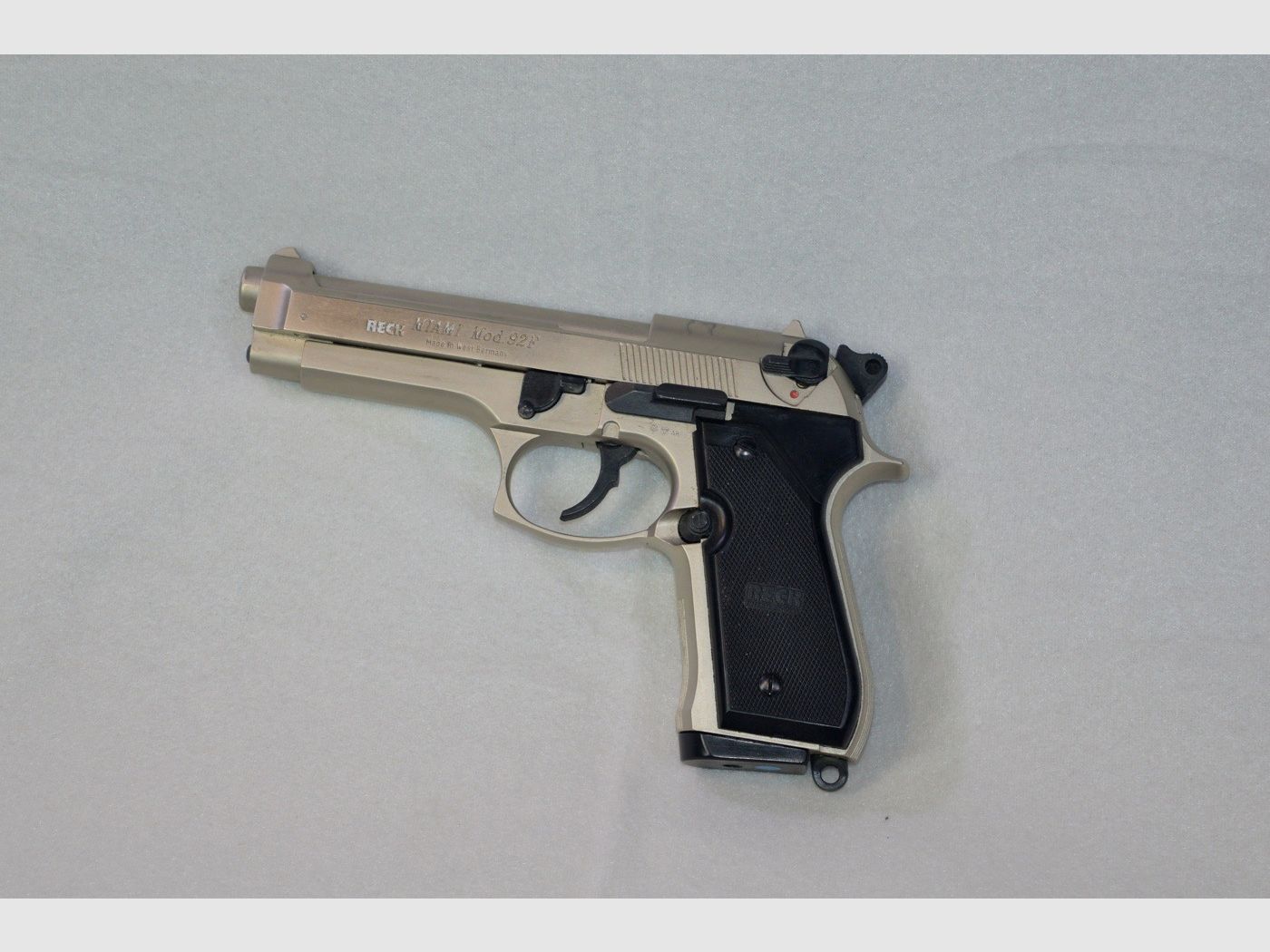 Top-Pakket! Reck Miami Mod. 92 F verchroomd, Cal. 9 mm P.A.K. + takt. Holster + 2. Magazin