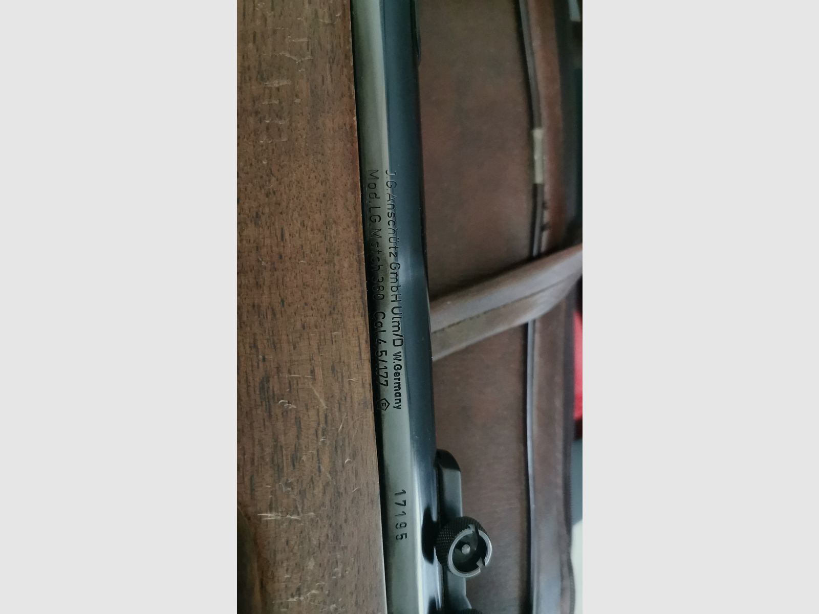 Konvolut Luftdruckwaffen, 1 Gewehr, 2 Luftdruckpistolen