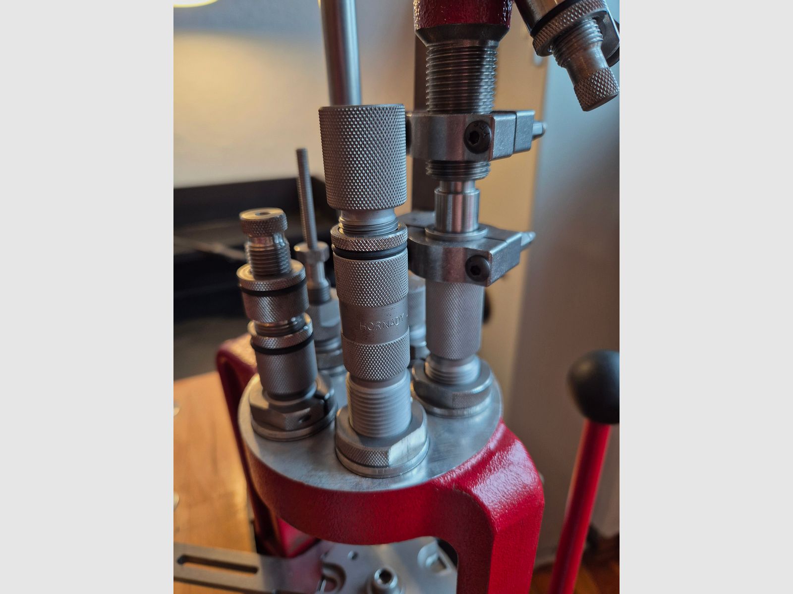 Hornady 5-Station Wiederladepresse Komplettset + massiver Tisch & Zubehör