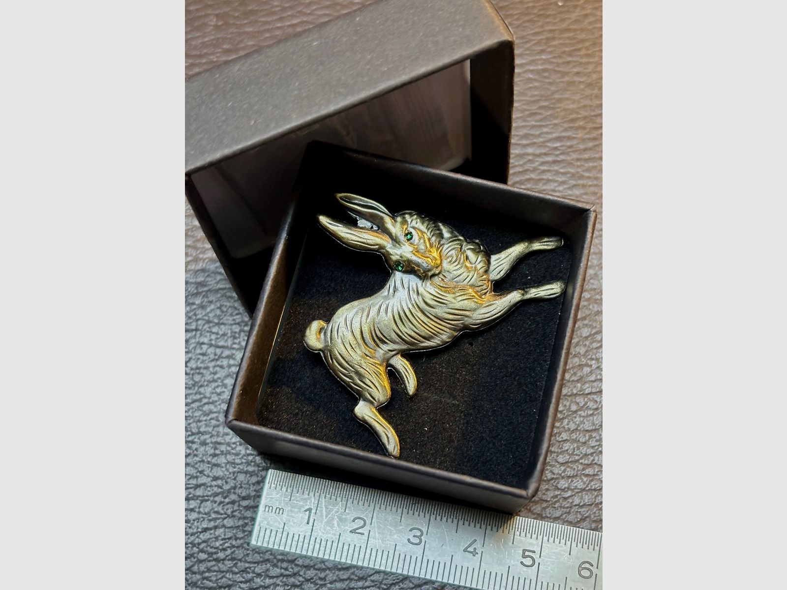 Hutnadel Hase , für SIE oder IHN , auch sehr schön für die Jacke oder Sakko mit exklusiver Verpackung 