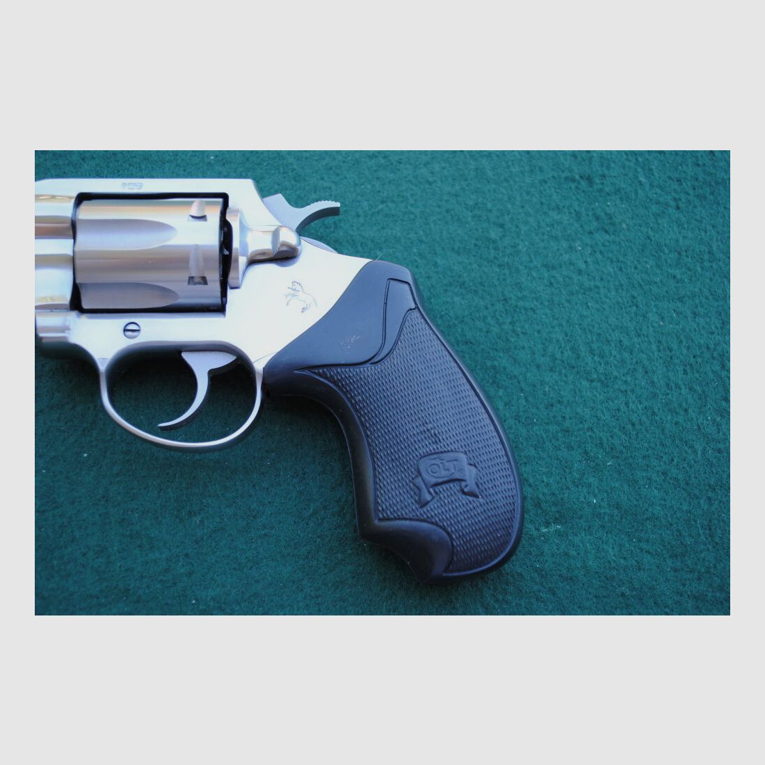 Colt Detective II, 2"LL, Acier inoxydable poli brillant, poignée en caoutchouc Colt