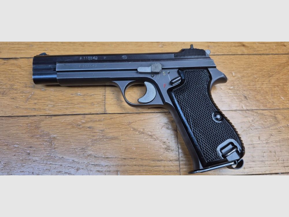 Sehr schöner SIG P210-2 Pistol – Mythos des 9 para – Militärwaffe des 4. Vertrags – Ca. 1955/56 – Sehr schöne Brünierung – Traumhaftes Funktionieren und Lauf – 2 zusätzliche Magazine und Holster (das komplette Paket!) werden zusätzlich mitgeliefert – Zustand TBE++/TBE+++!, Bild 3 von 28
