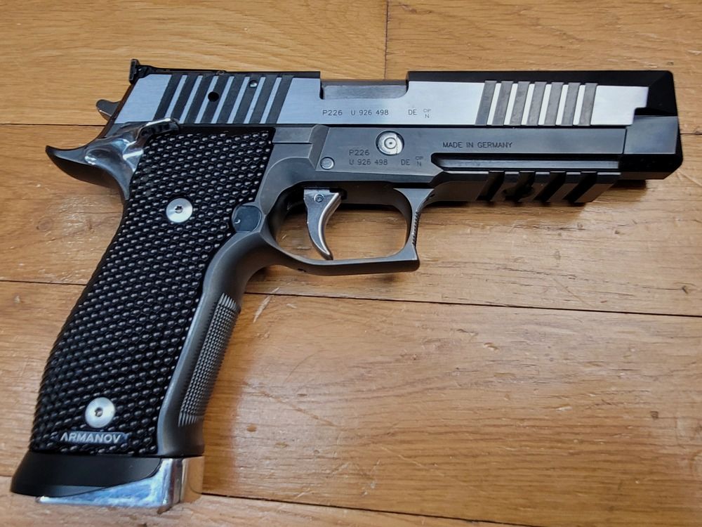 Eccezionale Sig Sauer X Five "Black and White" – Cal. 9×19 – Fabbricazione del Mastershop Sig Sauer – Solo azione singola – Grilletto straordinario – 2 caricatori da 19 colpi – Sicurezza ambidestra – Grips originali + Armanov – Mirino in fibra ottica – Scatola degli attrezzi con documenti – La Batmobile delle pistole moderne! – Usato in condizioni veramente come nuovo!, immagine 17 di 30