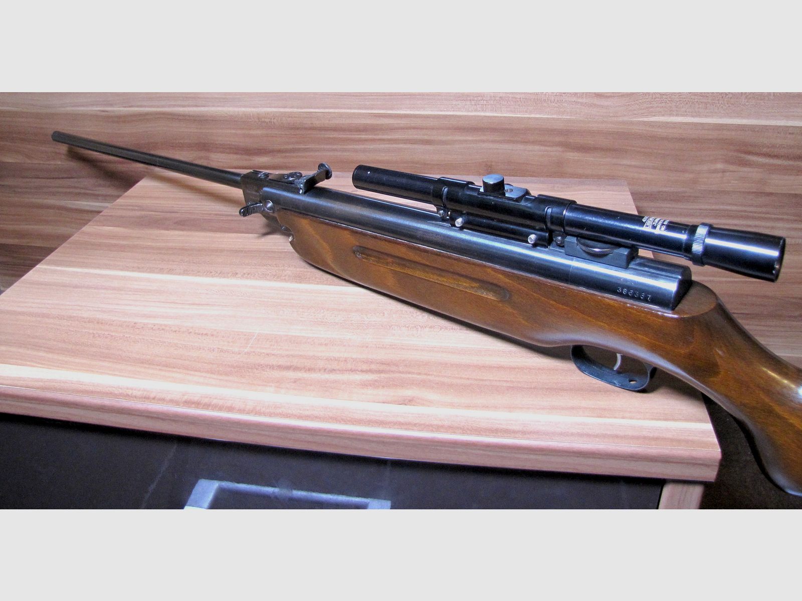 Karabinek pneumatyczny marki Weihrauch, model HW 35