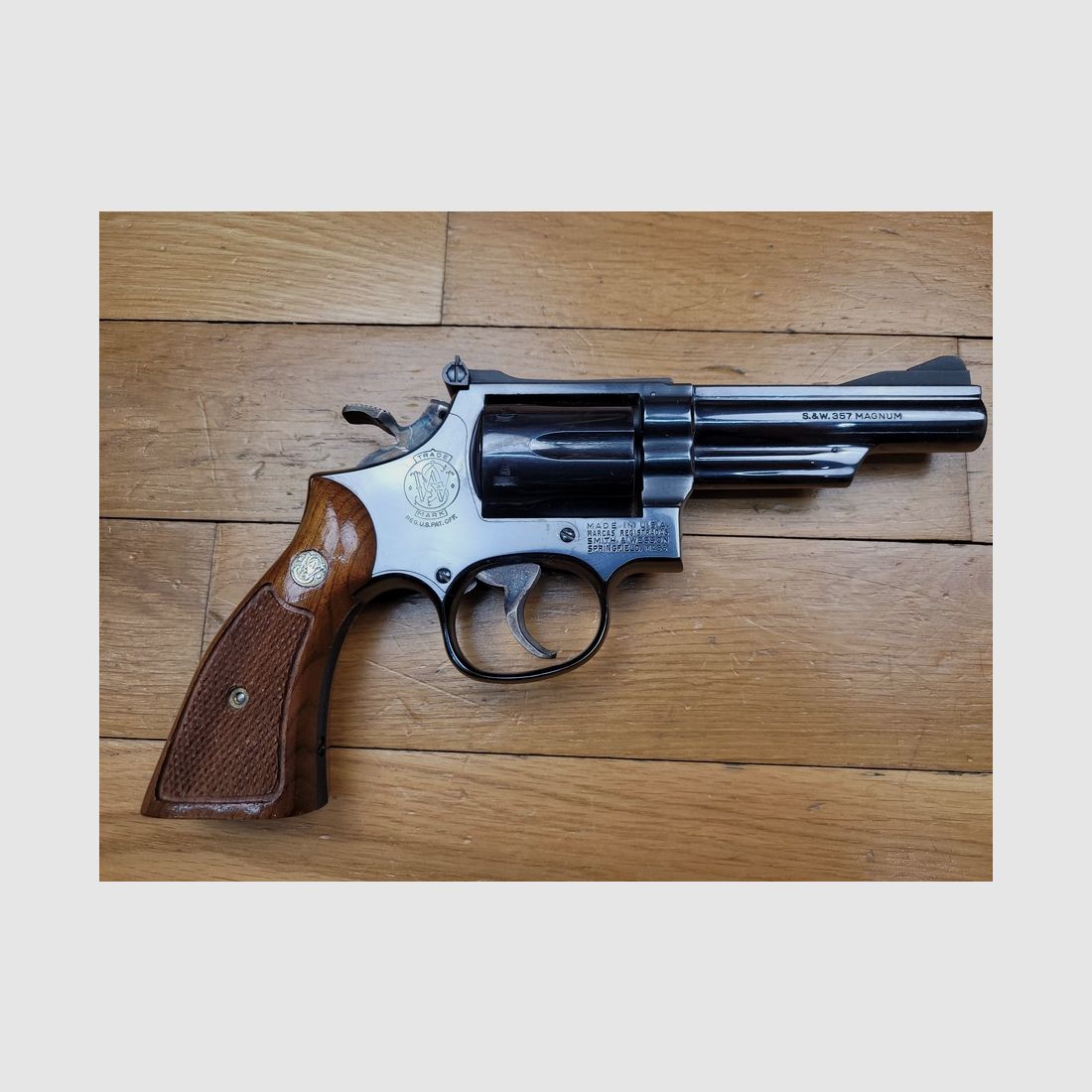 Sehr schöner Revolver Smith&Wesson Mod19-4 – Lauf 4 Zoll in .357 Mag – Hervorragende „pinned and recessed“ Verarbeitung vor 1982 – Unzerstörbar und Luxusqualität – Legende der Schießstände und der amerikanischen Polizei – Zustand hervorragend neu!, Bild 1 von 20