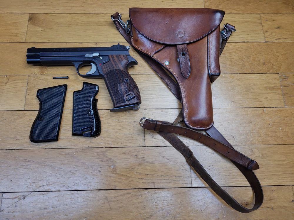 Prachtige SIG P210-2 pistool – Mythe van de 9 para – Militaire model P-49 van de 6e en laatste levering – Wapen uit 1974 – Brons, werking en droomloop – Originele militaire handgrepen, standaardholster en Nill Target luxe handgreep – Top verzamelobject – Staat als nieuw!, afbeelding 23 van 23