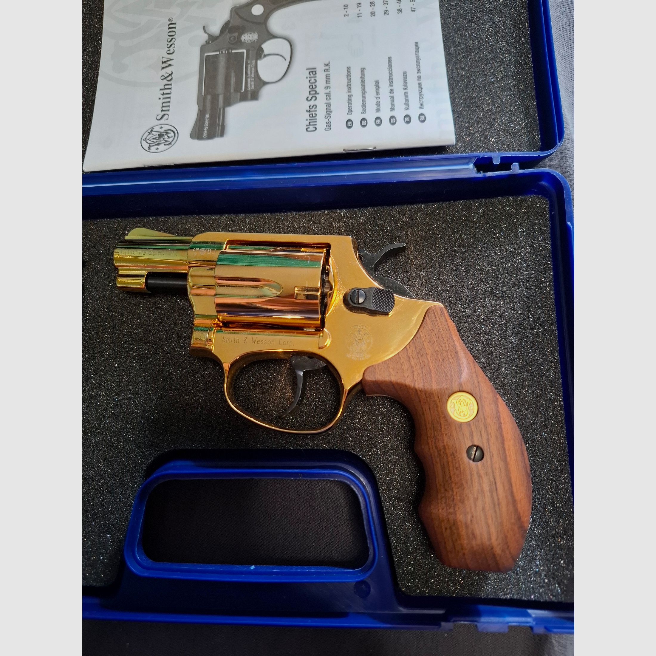 ATTENTION COLLECTORS" Smith & Wesson Chiefs special 24 Karat Gold finish 9mm RK NEW