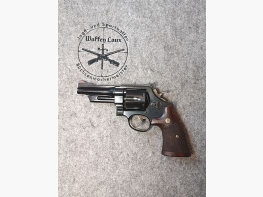 Smith & Wesson Mod. 27-3 Brüniert mit punzierten Holzgriffschalen