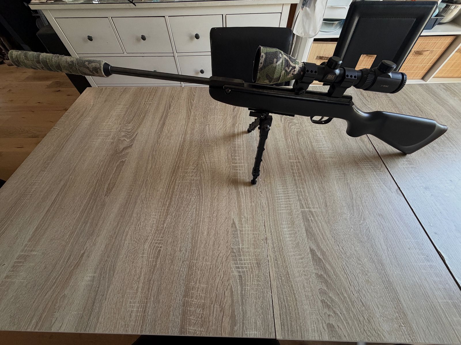 Carabine à air Weihrauch HW30K avec lunette de visée et silencieux.