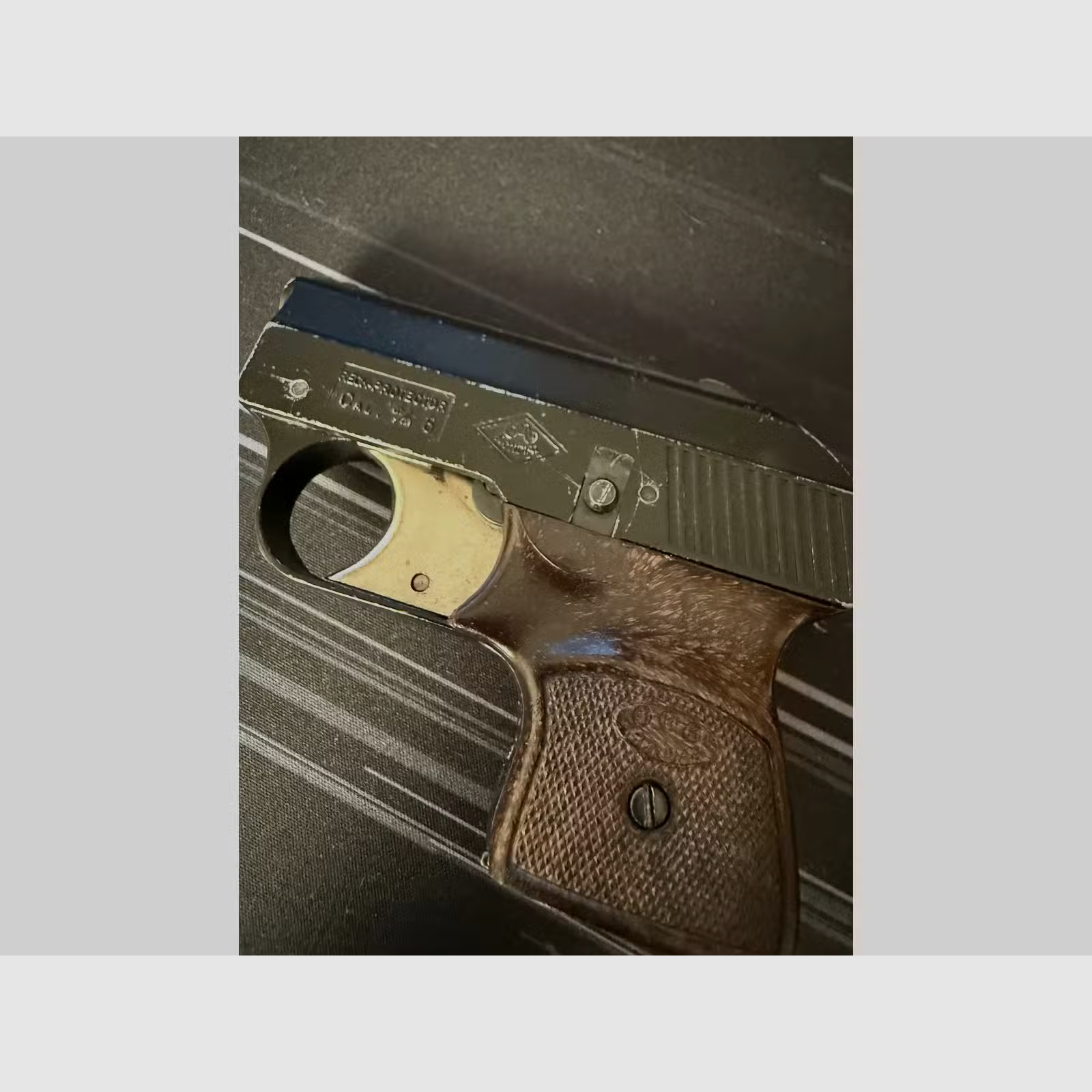 Defekter Airsoft Revolver und zwei unbekannte Schreckschusspistolen