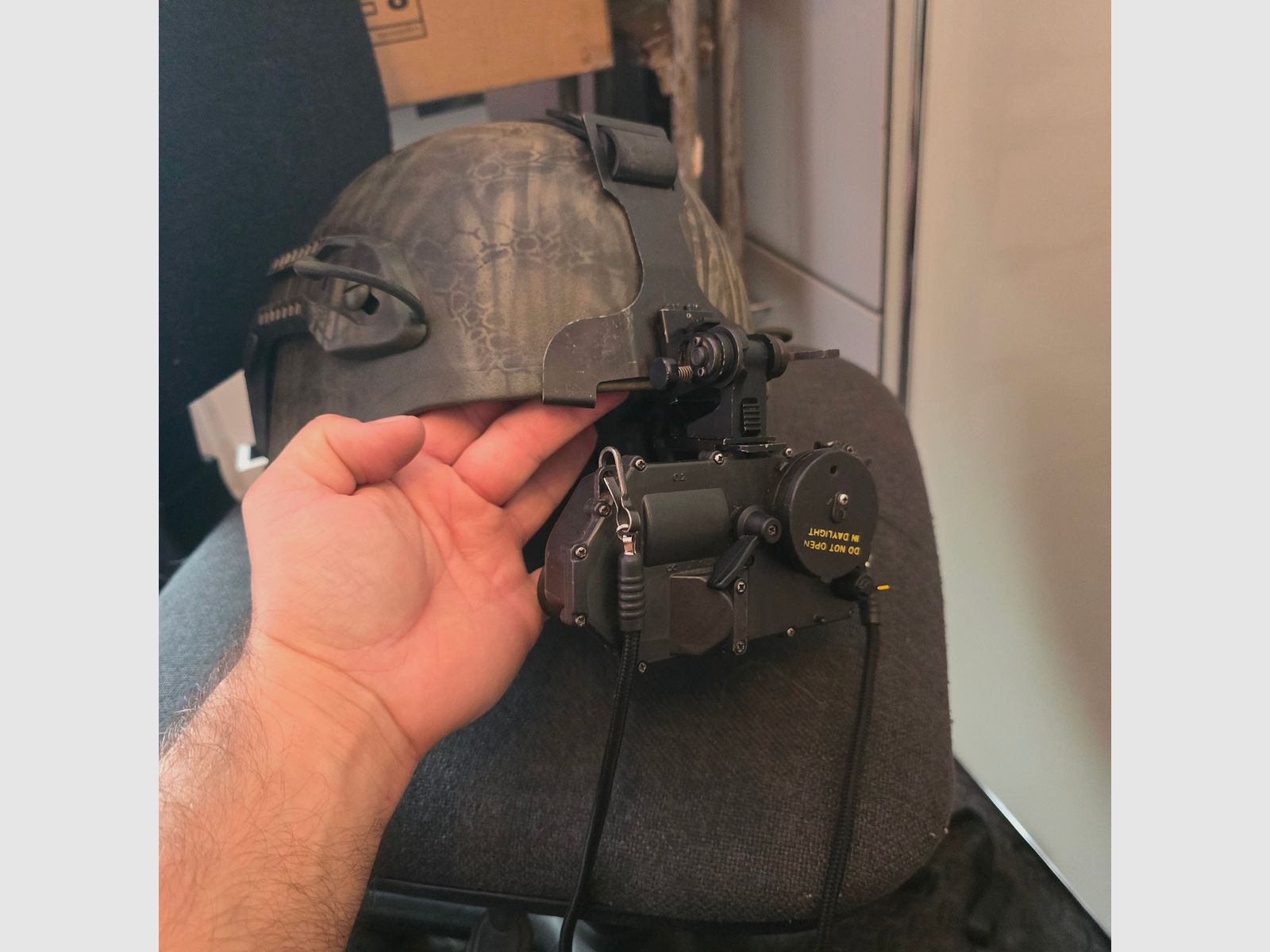 Nachtsichtgerät Restlichtverstärker mit Helm-Montage und Tragekappe, also zum Tragen ohne Helm