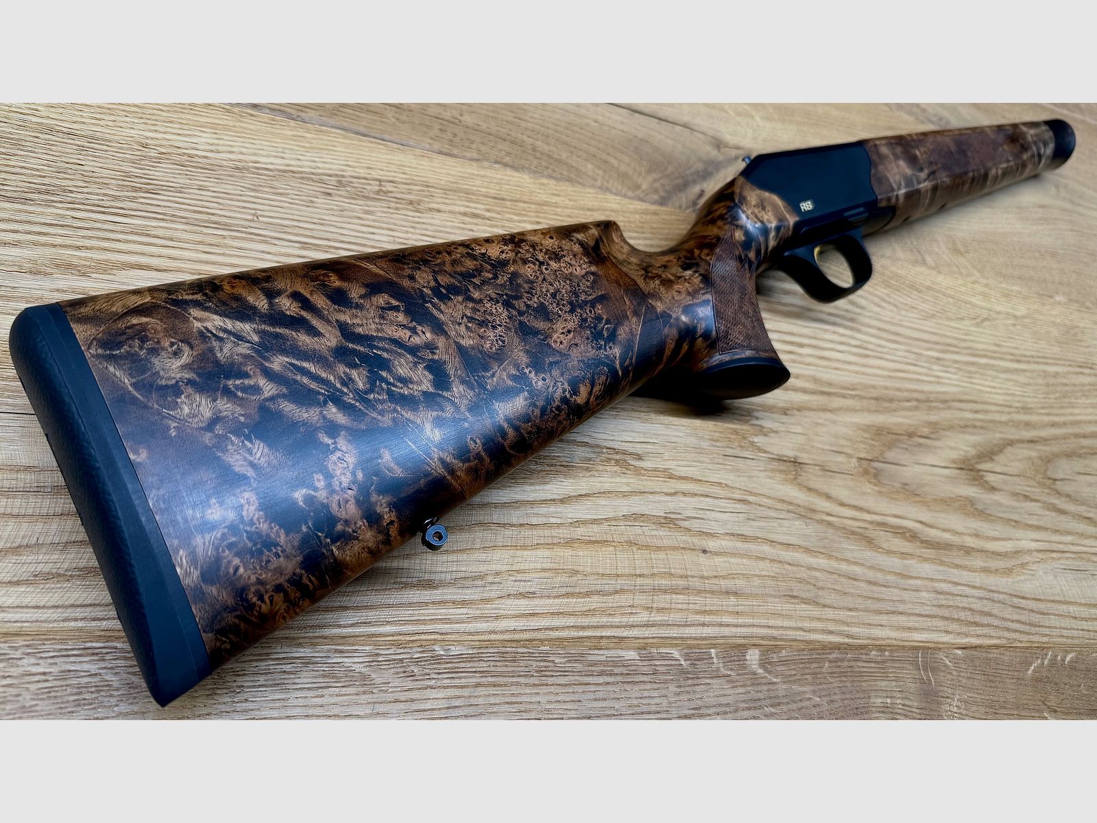 Blaser R8 Custom Schaft mit Gehäuse/System // HK 9-10 // R8 Logo und Abzug in gold // TRAUMSCHAFT