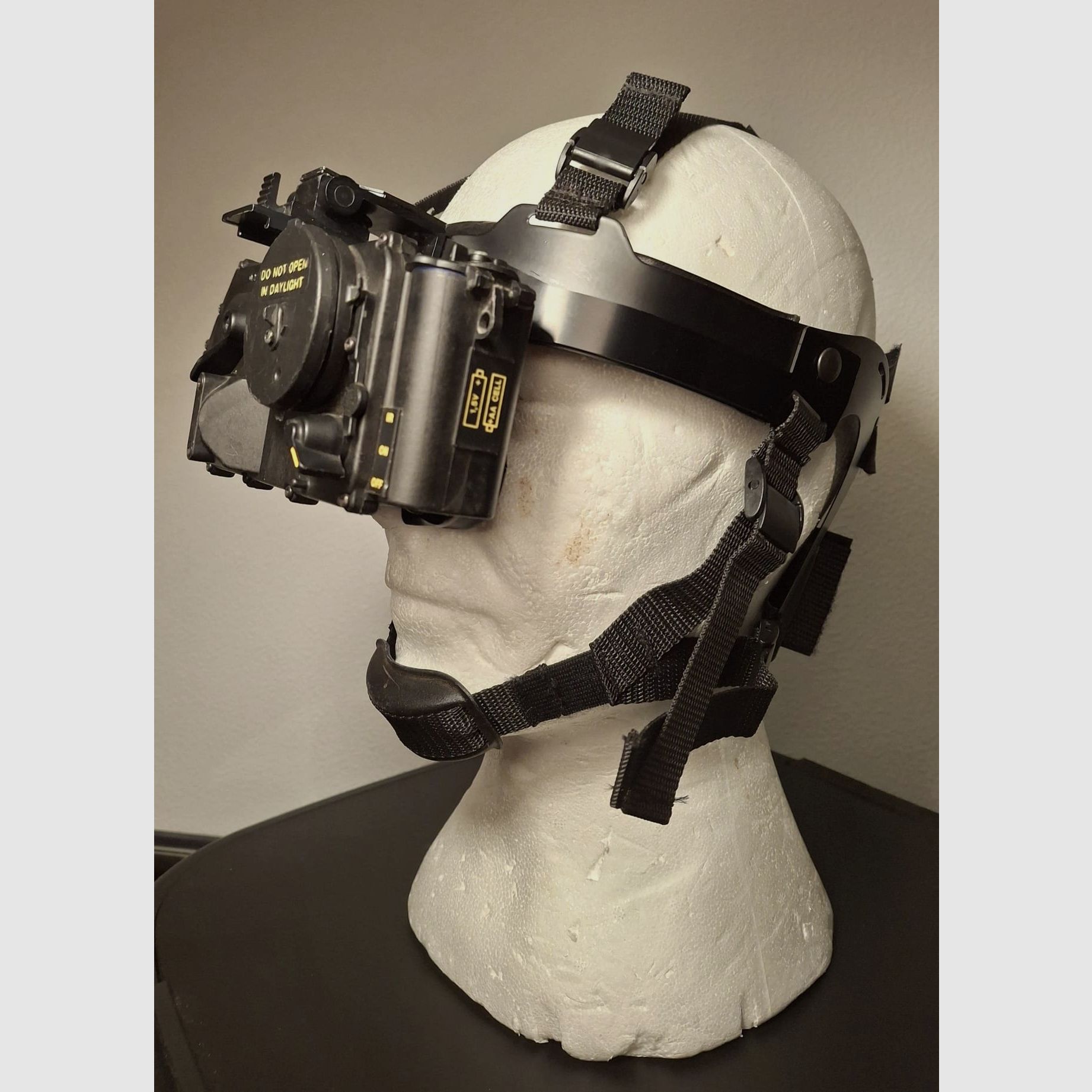 Night vision device residual light amplifier with helmet mount and carrying cap, so for wearing without a helmet