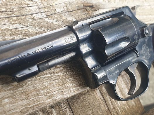 Revolver, Smith&Wesson, Mod 36,  Kal..38Spec. 2,5Zoll / Lauf, Griff mit Schuppen-FH