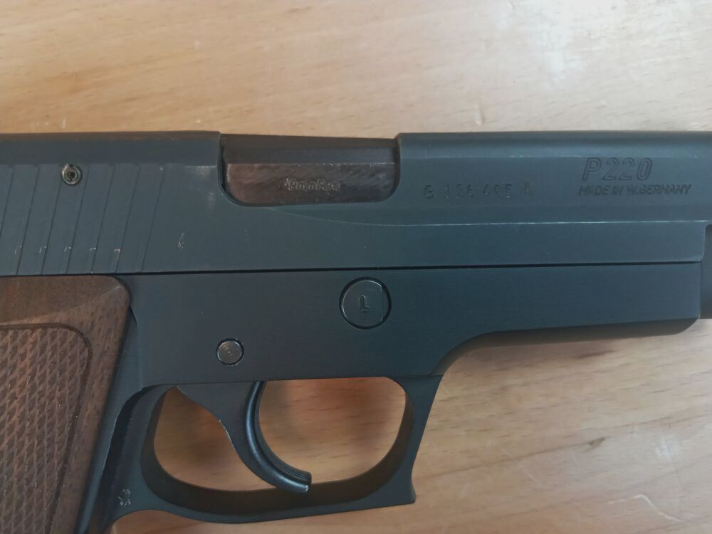 Sig Sauer P 220