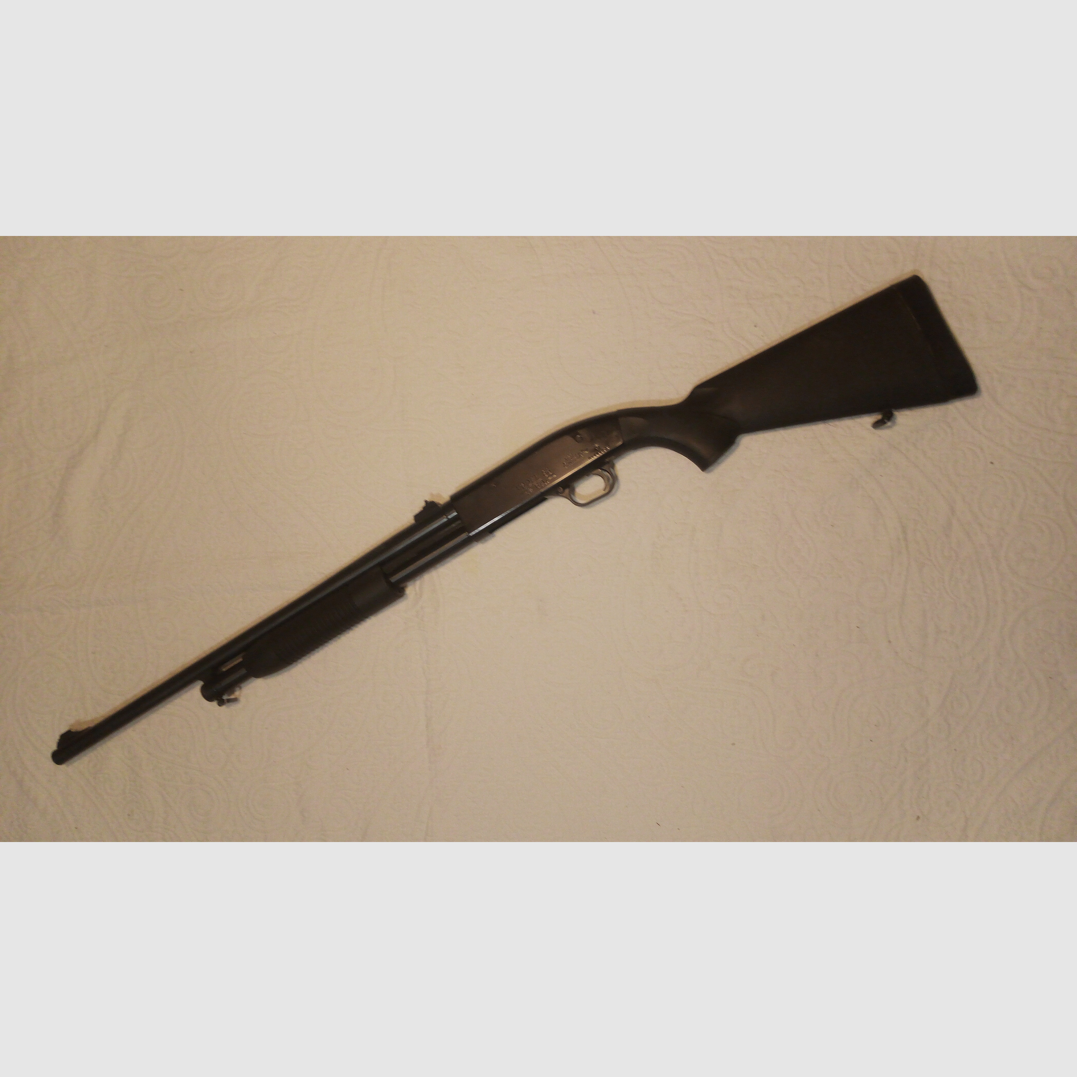 Vorderschaftrepetierflinte Mossberg Maverick 88 mit verstellbarer Visierung schwarz und Laufportierung gebraucht LL 60cm im Kaliber 12/76