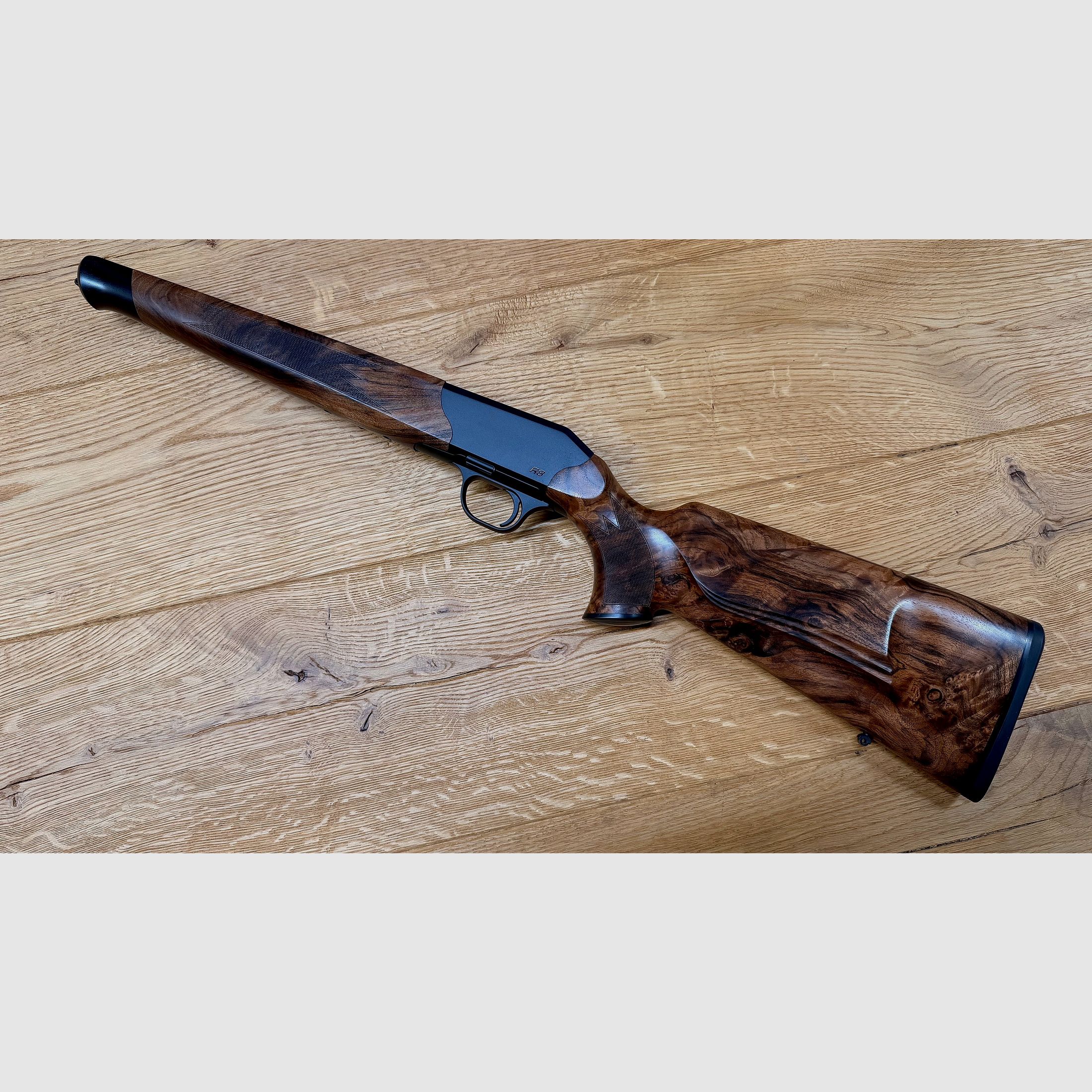 Blaser R8 Schaft / Holzklasse 7 / Bayrische Doppelfalzbacke / seidenmattes Finish / Logo Schwarz