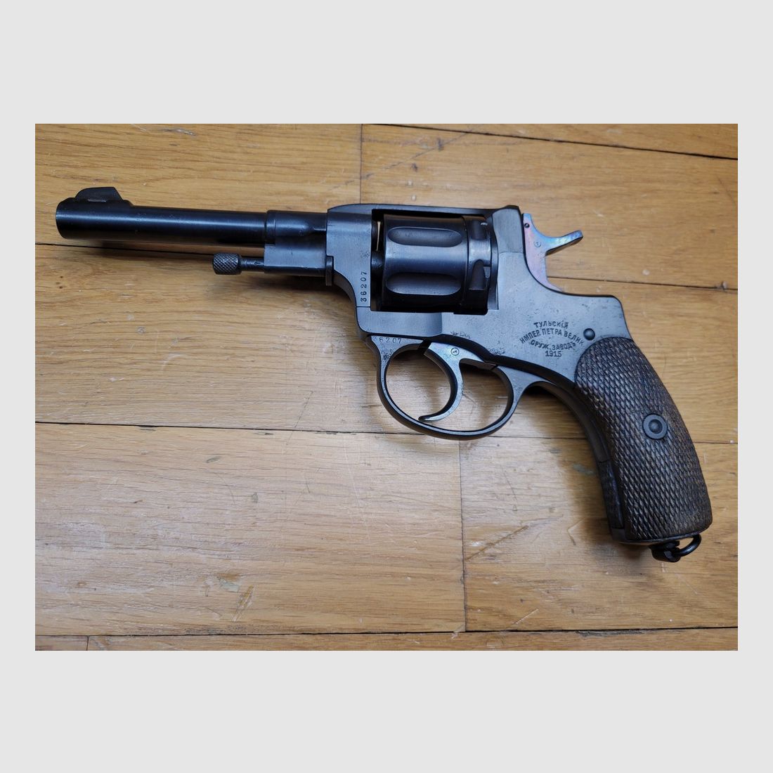 Mooie Russische revolver model 1895, bekend als Nagant – Keizerlijk model van het Peter I-arsenaal in Tula – Monomatrikulaire wapen uit de pre-revolutionaire tijd van 1915 – Kaliber 7,62 Nagant – Zeer mooie mechaniek en goede esthetische staat – Goede loop – Zeldzaam en keuze wapen in TBE, afbeelding 2 van 26