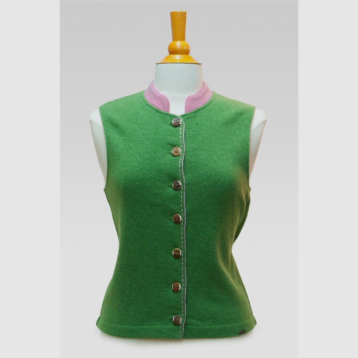 Damesvest met hertshoorn knopen 40 Groen