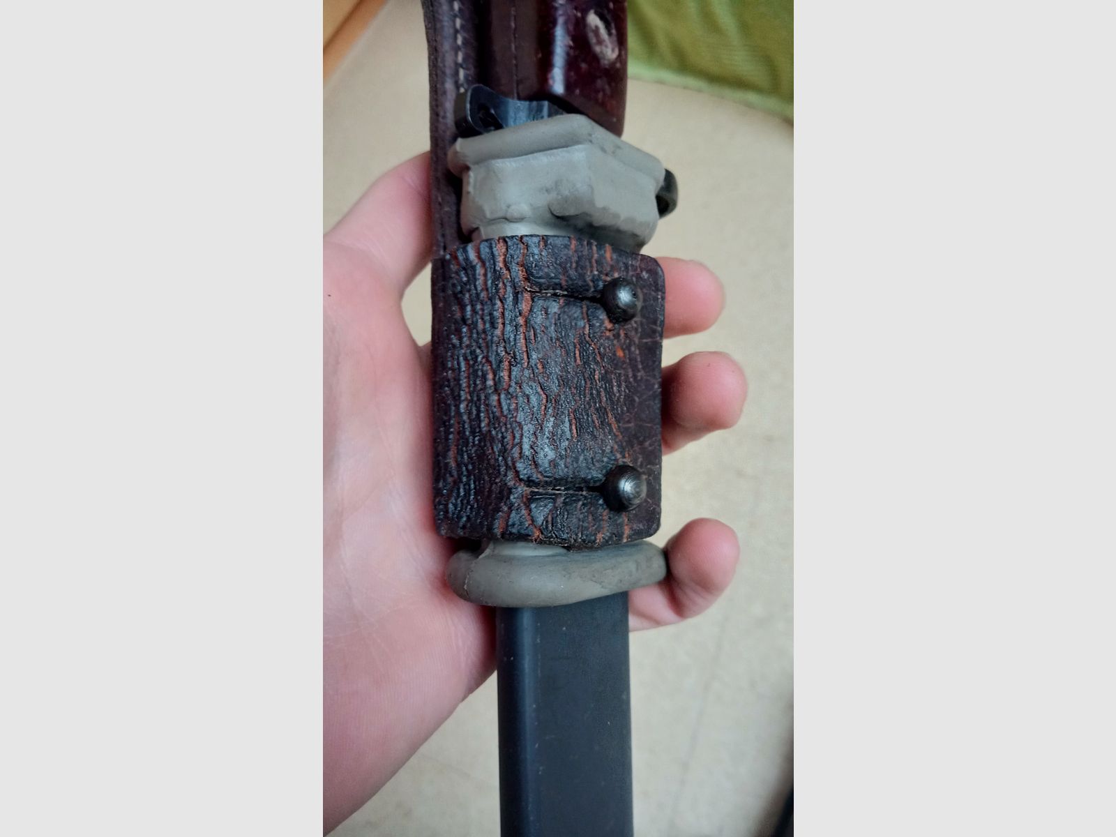 3 Rumänische 6h3 (6x3) AK Bajonette komplett inkl. Gummi Isolator und Leder Frosch  // AKM Bakelit Vintage