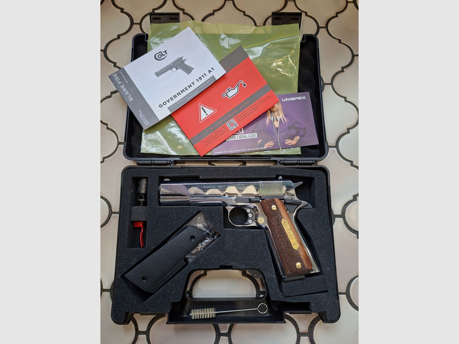 Colt 1911 Chrom, wie neu, unbeschossen, lange Federführung, Vitrinenstück.
