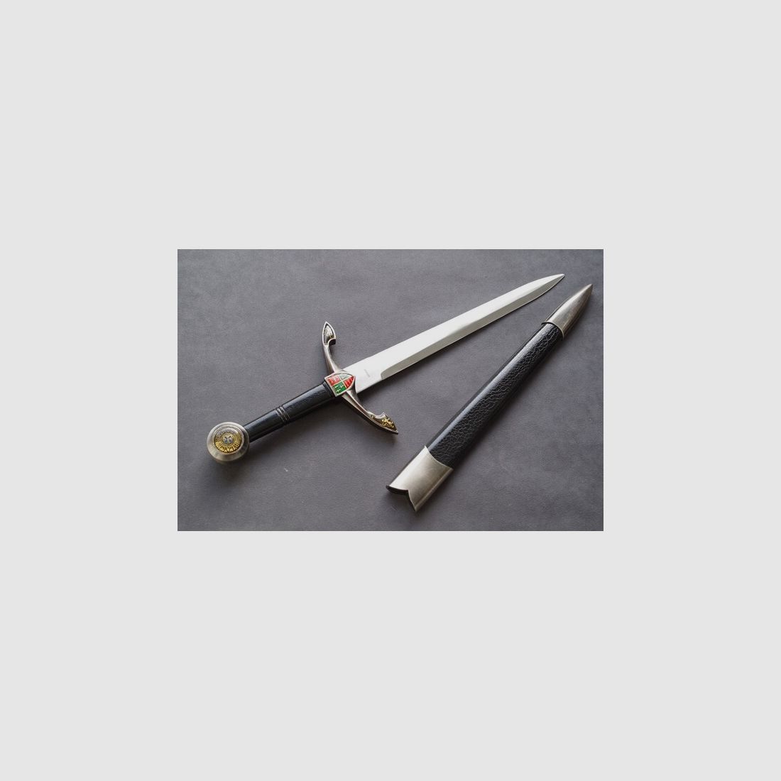 Dolch Schwarzer Ritter mit schönem verzierten Parier und Knebel , Stahlklinge