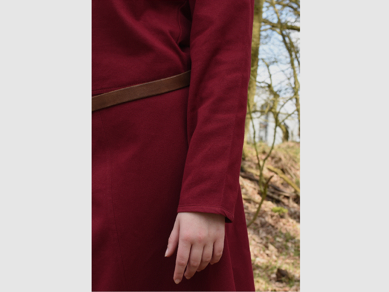 Robe médiévale simple Afra en toile robuste, bordeaux