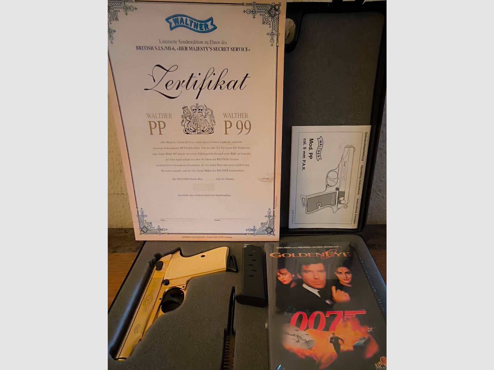 ⚠️ Attention collectors & James Bond fans!! Walther PP - Limited special edition - James Bond - Gold with white grips & certificate as well as VHS cassette and additional magazine with flat magazine base, caliber 9mmPAK, unfired & visually as well as functionally in impeccable top condition, absolutely like new!! Display piece!!