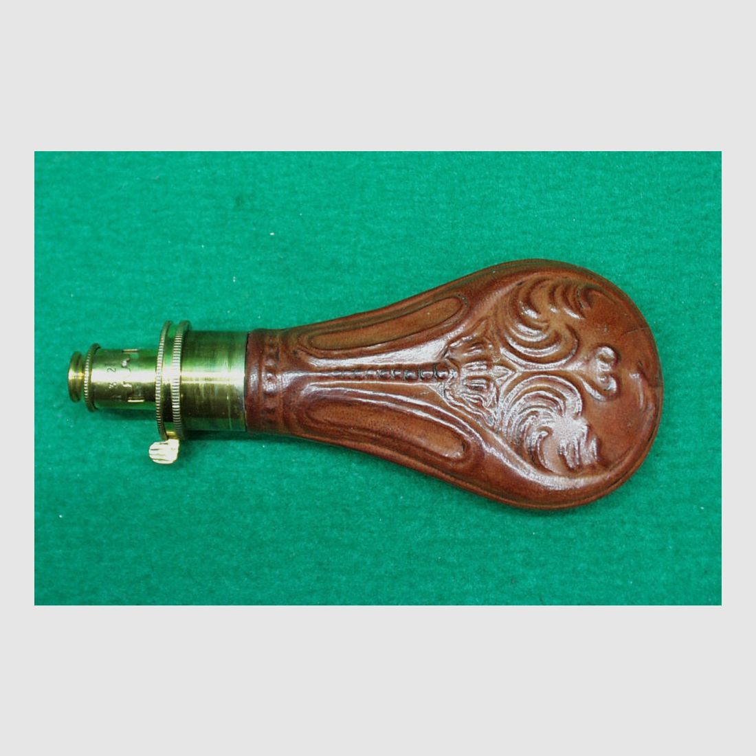 Indien	 Pulverflasche, Leder (Muschel)