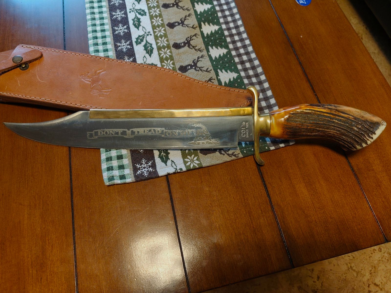 Nóż myśliwski Colt