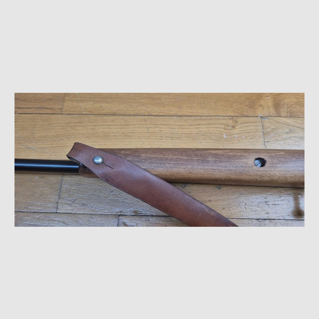 Albrecht Kind Büchse (und nicht King, wie oft gehört oder gelesen!) – Einzellader 22 Lr – Entspricht unseren „La Française“ – Ultra leichte Einsteigerwaffe für Spaß auf dem Stand oder im Garten – Sehr schönes Holz trotz fehlender Wachsschicht/Ölung – 11mm Schiene und Gewinde-Lauf mit Schutzring – Verstellbarer Abzug – TBE+, Bild 13 von 28