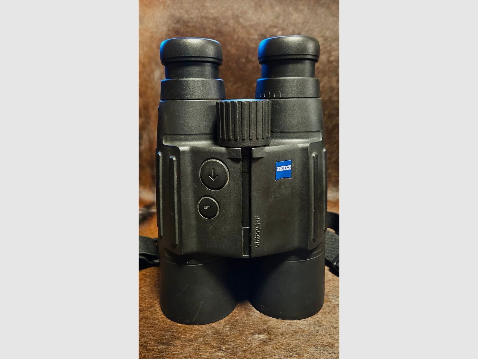 ZEISS Victory 10x56 T RF - Fernglas mit Entfernungsmesser - mit umfangreichem Zubehör