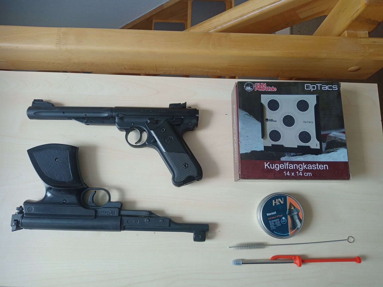 Ruger Mark IV und Record LP3 mit Kugelfang und Diabolos.