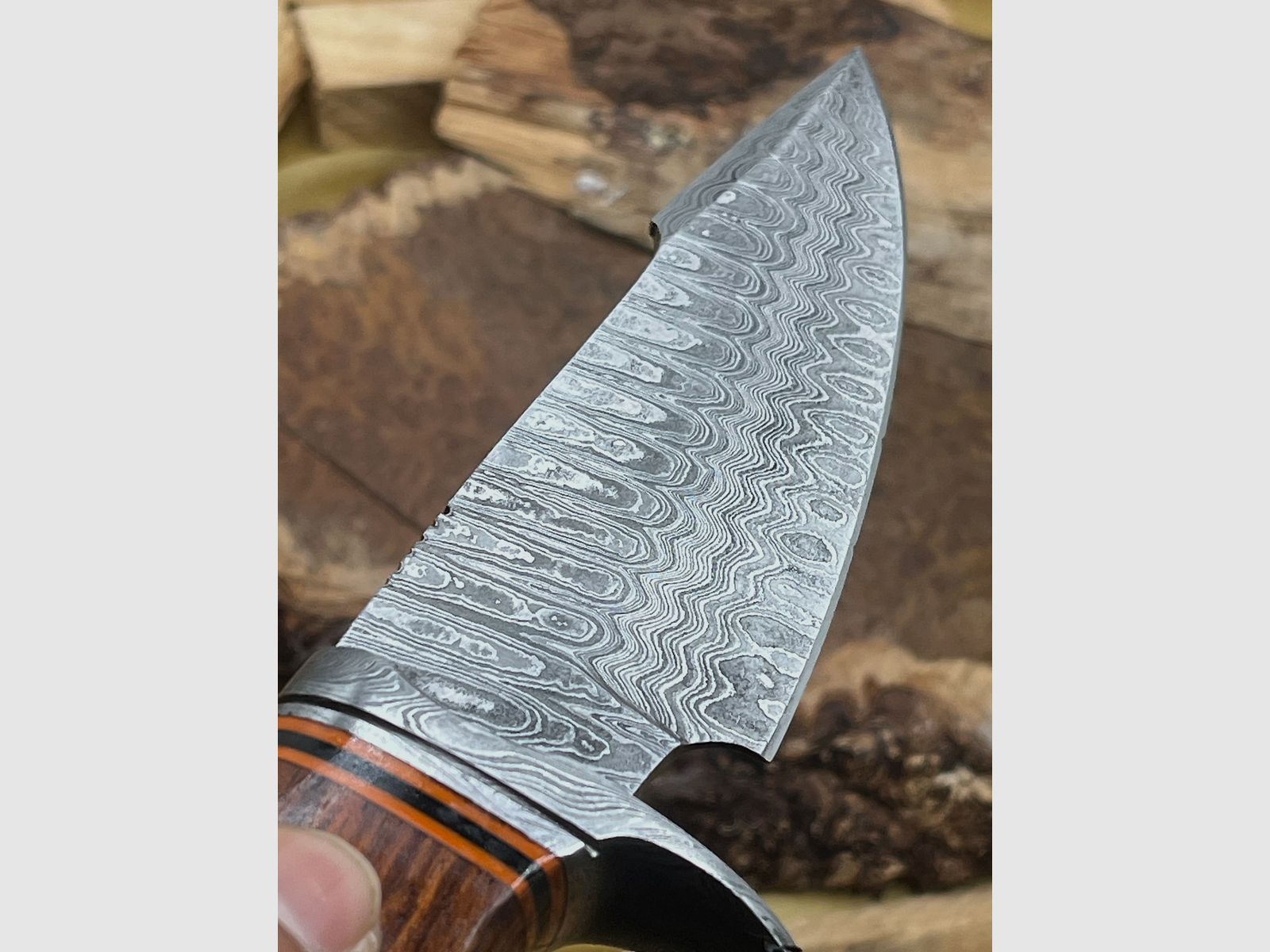 Handgefertigtes Damast-Bowiemesser. Jagdmesser. Überlebensmesser. Outdoormesser.