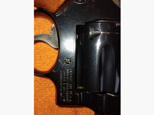 Revolver Smith & Wessen modello 17 6" con impugnatura sportiva