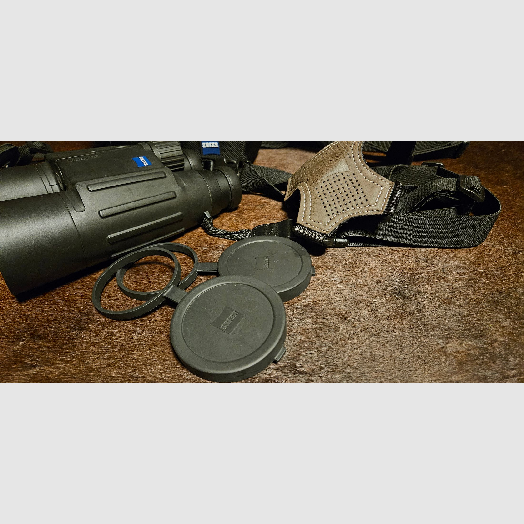 ZEISS Victory 10x56 T RF - Fernglas mit Entfernungsmesser - mit umfangreichem Zubehör