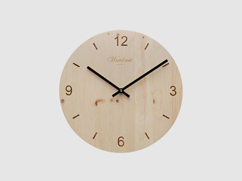 Wandklok Tempus van Zwitsers dennenhout