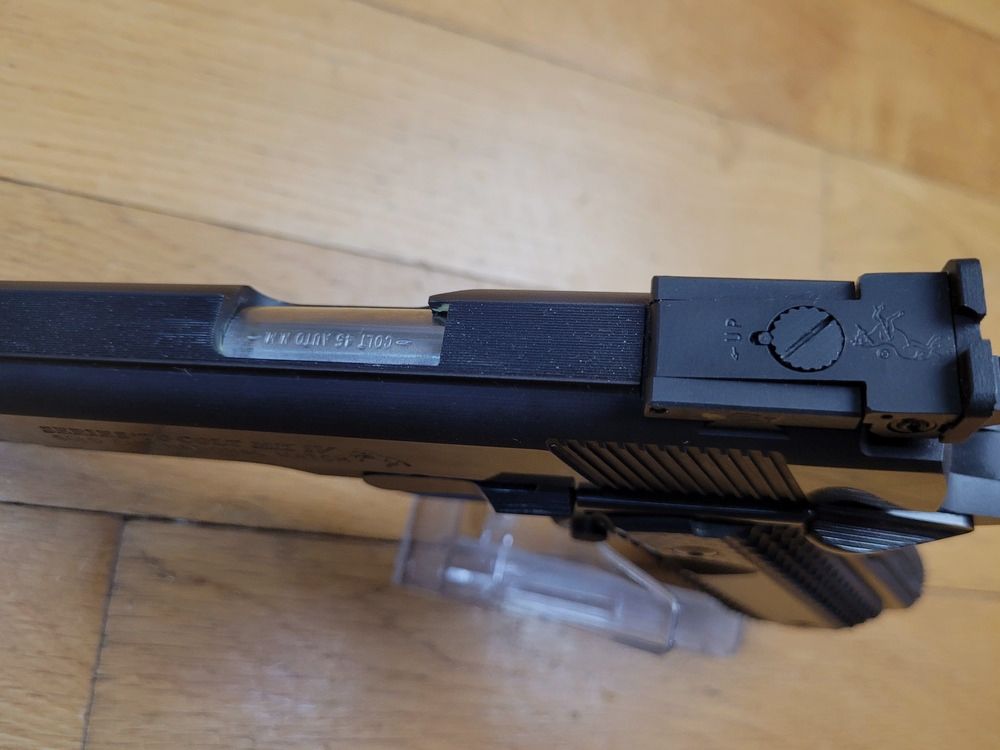 Ikonische Colt 1911 Gold Cup National Match – Serie 70 – Kal. 45acp – Exemplar vorbereitet mit Bushing Briley, DPM Kit und Hogue Griffschalen (das Beste!) – Ultra präziser verstellbarer Abzug – Wunderschöne Brünierung – Gerippter und flacher Verschluss – Matchlauf – Waffe von 2021, die kaum je Pulver gesehen hat (400 Schüsse!) – Der Python unter den 1911, geliefert in seinem kompletten Originalkoffer – Neuwertiger Zustand!, Bild 21 von 28