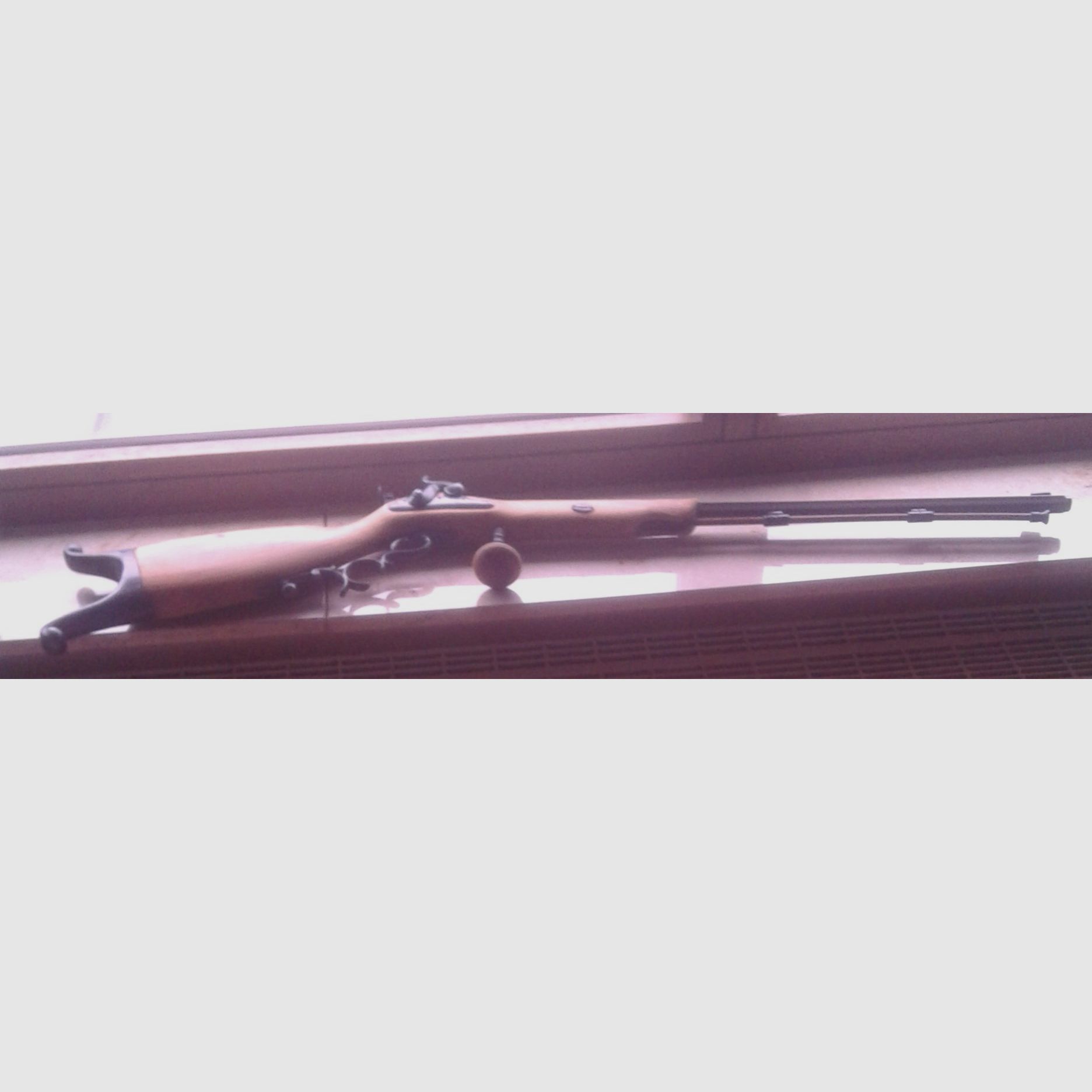 Deko Gewehr mit 2 Wandhalterungen Hirschkopf