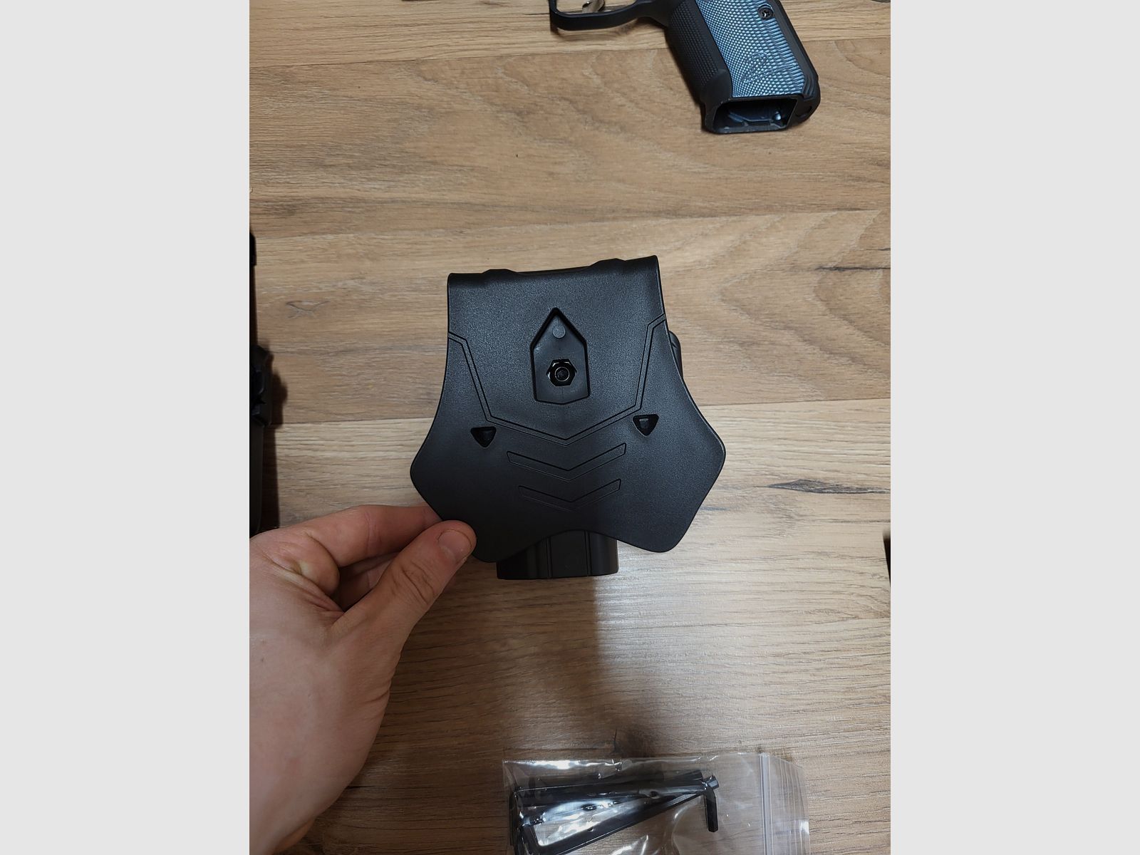 ASG CZ SHADOW 2 GBB AIRSOFT BUNDLE 4 chargeurs, 3 bouteilles de gaz Airsoft, 8000 billes, holster, 2 pochettes de chargeurs, ceinture Amomax peu utilisée