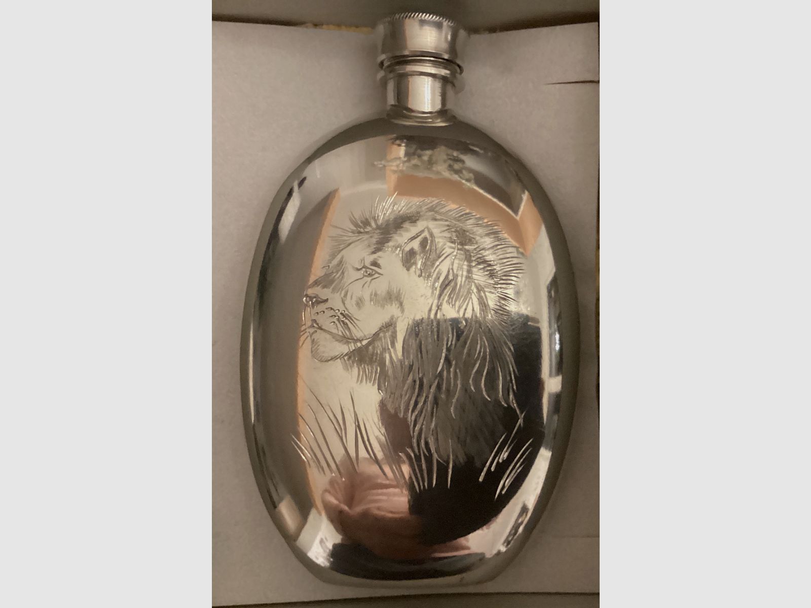 Flachmann mit Löwengravur