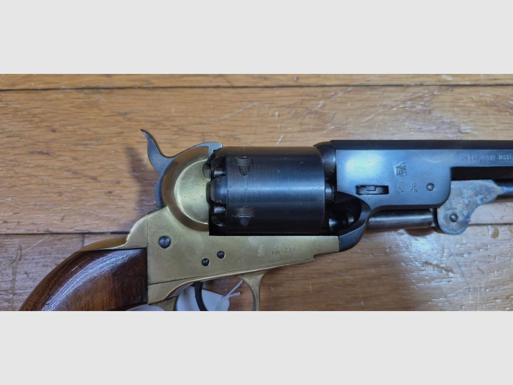 Schöner Revolver Colt 1851 Navy — Kal. .36 Schwarzpulver — Herstellung Armi San Paolo (Logo „DGG“) und gekennzeichnet Euroarms — Waffe von 1969 — 100 % Brünierung — Sehr guter ästhetischer und mechanischer Zustand — Sehr schöner Lauf — TBE/TBE+, Bild 5 von 25