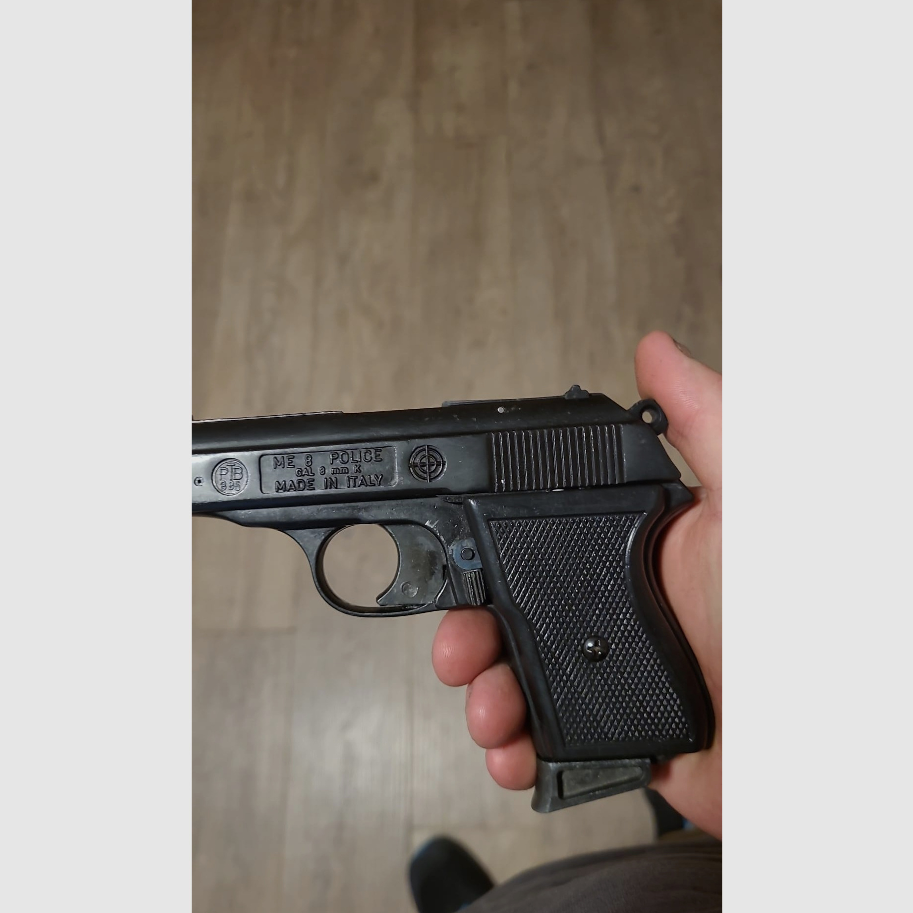 Verkaufen Me 8 Police 8mm k in sehr Guten zustand ( Preis VHB )