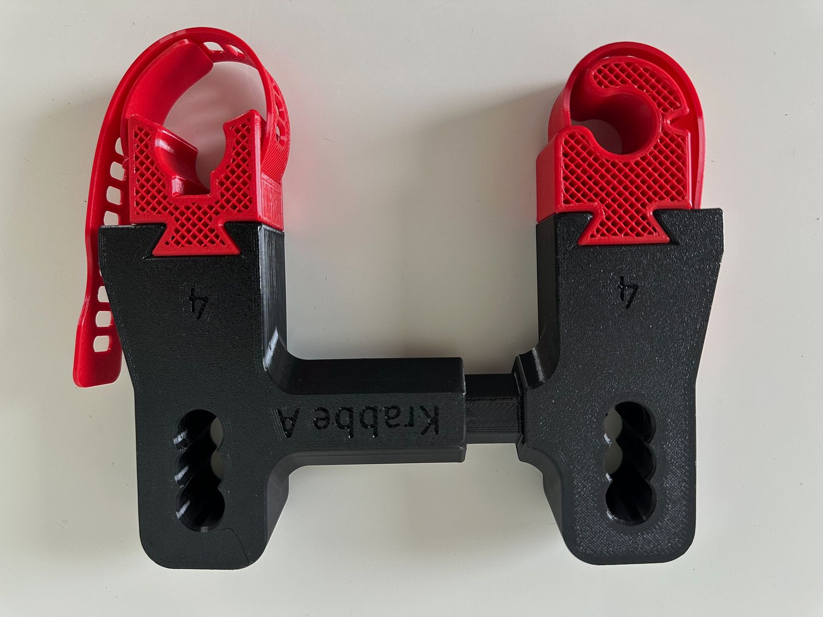 Gewehrhalter "Krabbe Pro" für Kopfstützen im Auto von Jagawams 