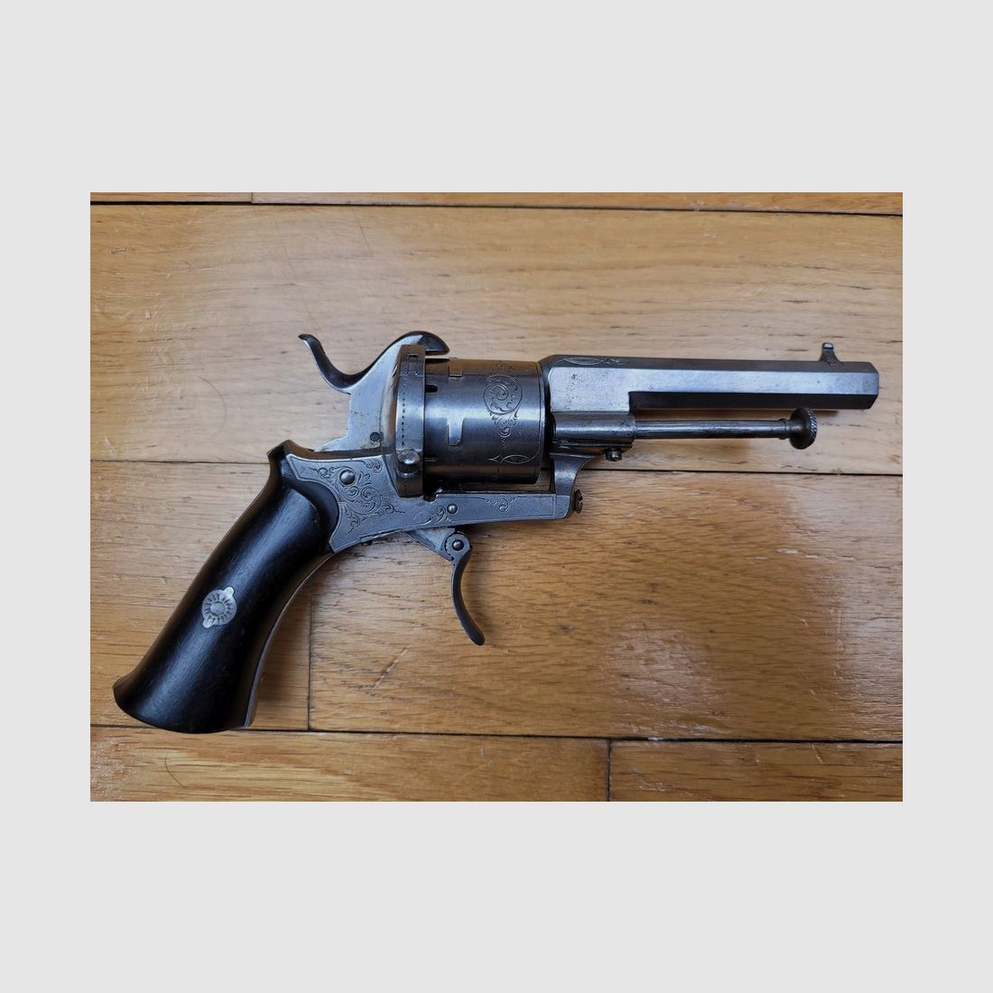 Schöner Lütticher Revolver Typ Lefaucheux – 7mm mit Zündhütchen – graviert – Selten – allgemeiner und mechanischer Erhaltungszustand – kein Spiel – sehr guter Zustand, Bild 5 von 12