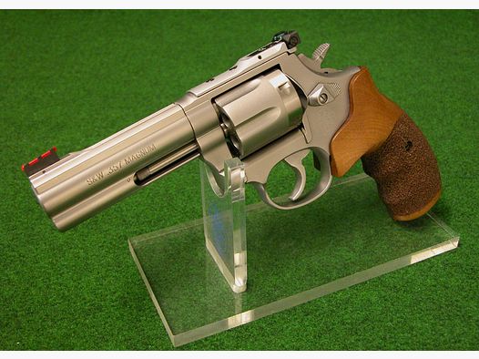 NEW BASIC COMBAT S&W 686-5 4"Zoll 357 Magnum