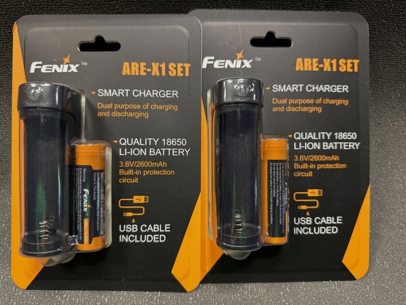 2 Stück Fenix ARE-X1 Set Ladegerät mit Li-ion Battery 18650