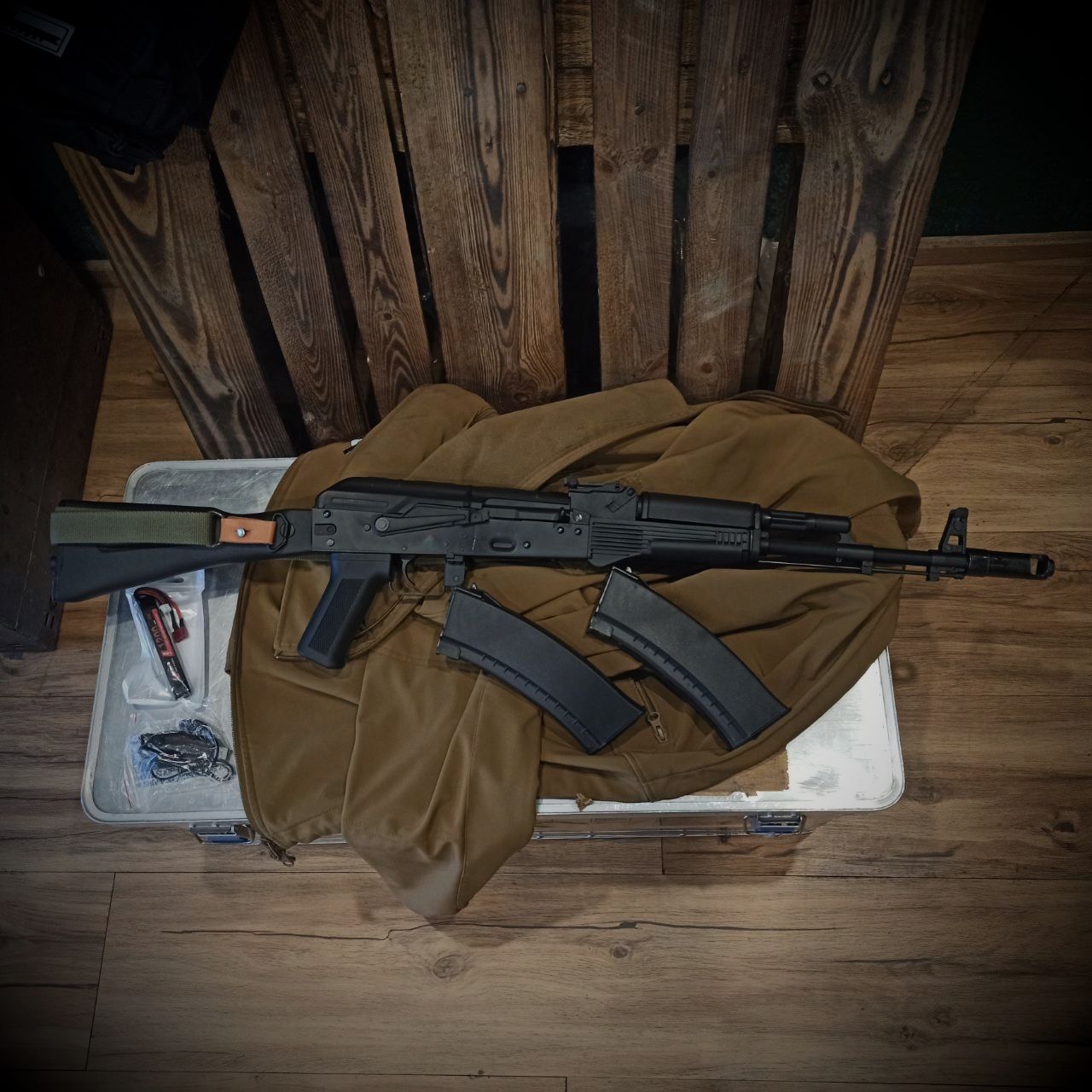 Set di partenza Team RED: S&T AK74MN max 0,5J AEG sintonizzato con batteria, caricabatterie, cinghia, 2x caricatori