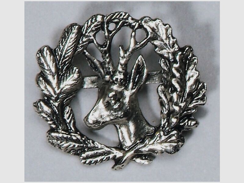 Versilberte Hutnadel mit Rehbock-Motiv